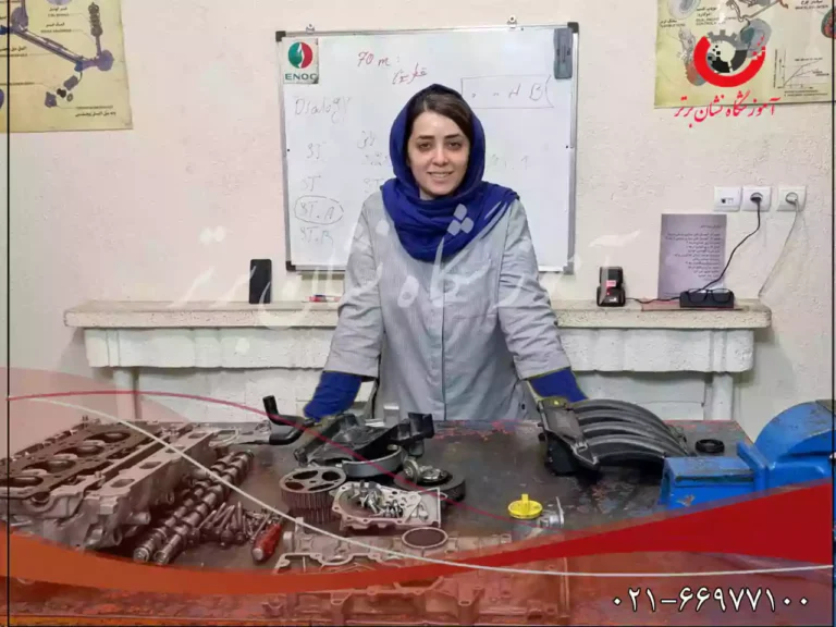 خانمی در حال انجام کار بر روی موتور در دوره آموزش مکانیک خودرو ویژه بانوان 7