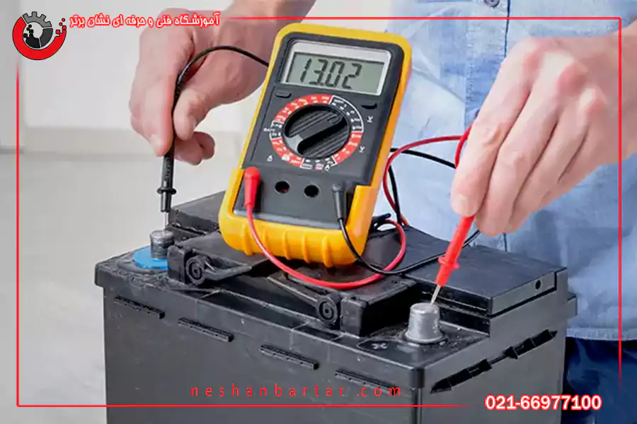 ولتاژگیری باتری خودرو توسط مولتی متر رو باطری خودرو