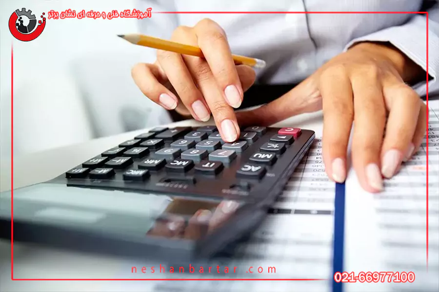 تصویری از فرد و ماشین حساب برای خصوصیات کیفی اطلاعات حسابداری