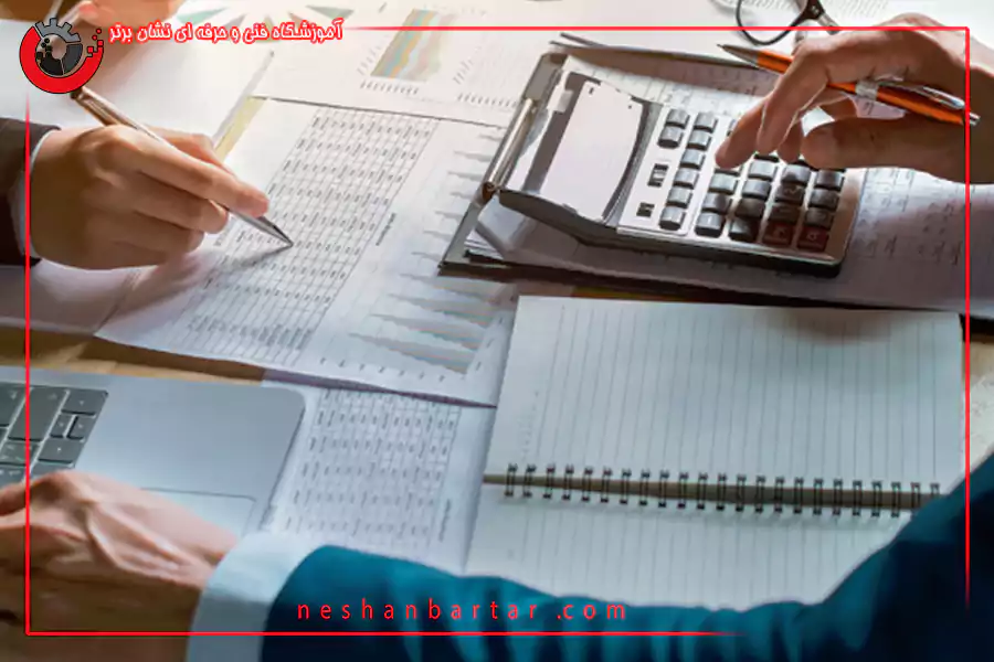 ماشین حساب و دست و کاغذ برای مقاله تعریف حسابداری